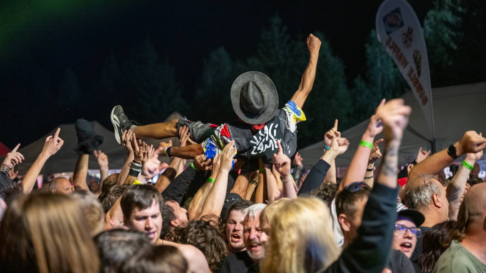 Keltská noc: Pod skokanskými můstky v Harrachově řádili Tři sestry, Harlej, Vypsaná fiXa i Trautenberk