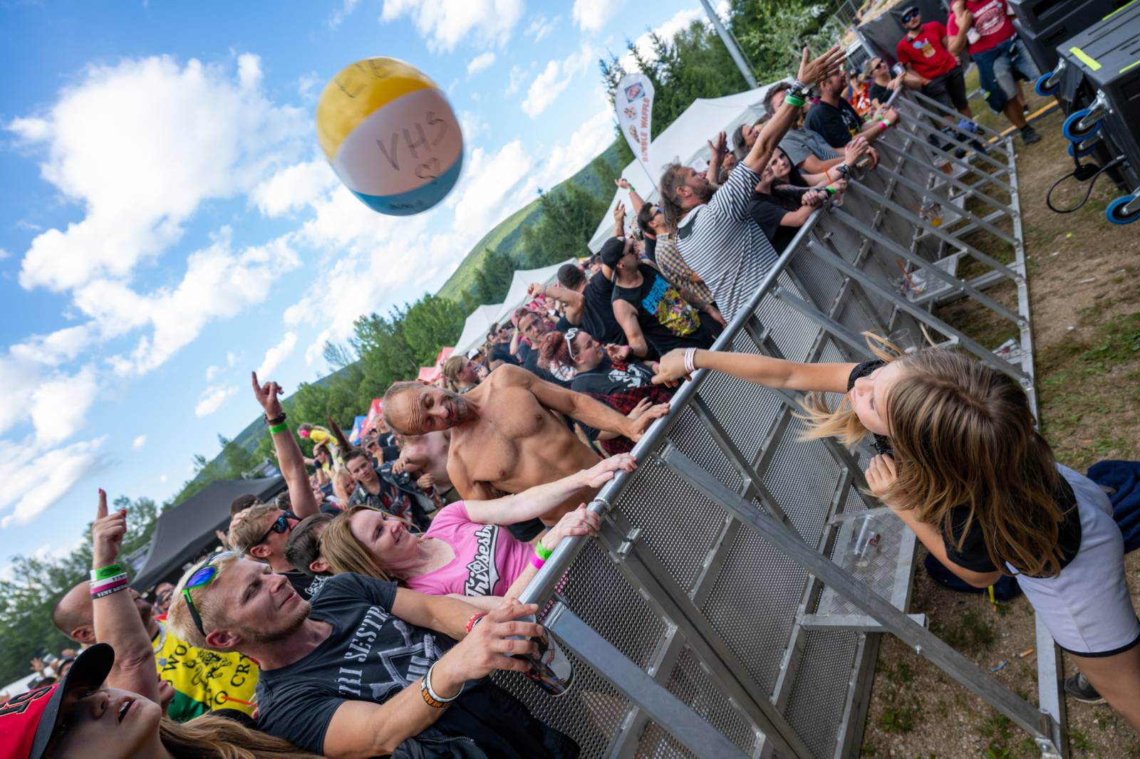 Keltská noc: Pod skokanskými můstky v Harrachově řádili Tři sestry, Harlej, Vypsaná fiXa i Trautenberk