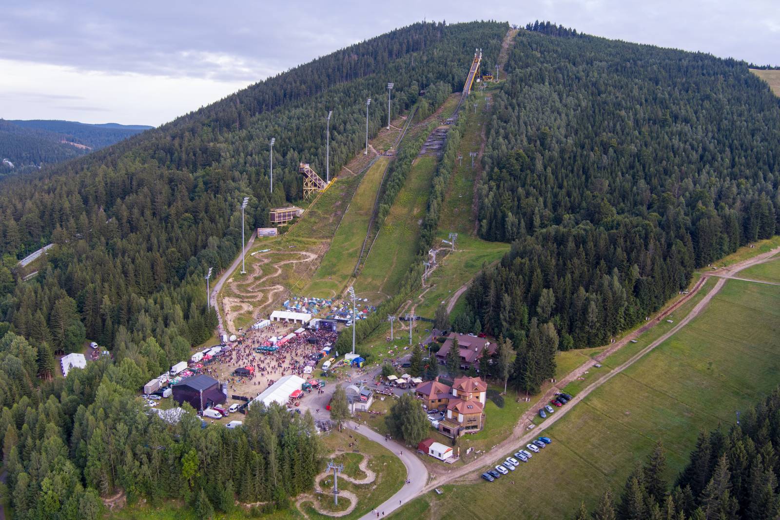 Keltská noc: Pod skokanskými můstky v Harrachově řádili Tři sestry, Harlej, Vypsaná fiXa i Trautenberk