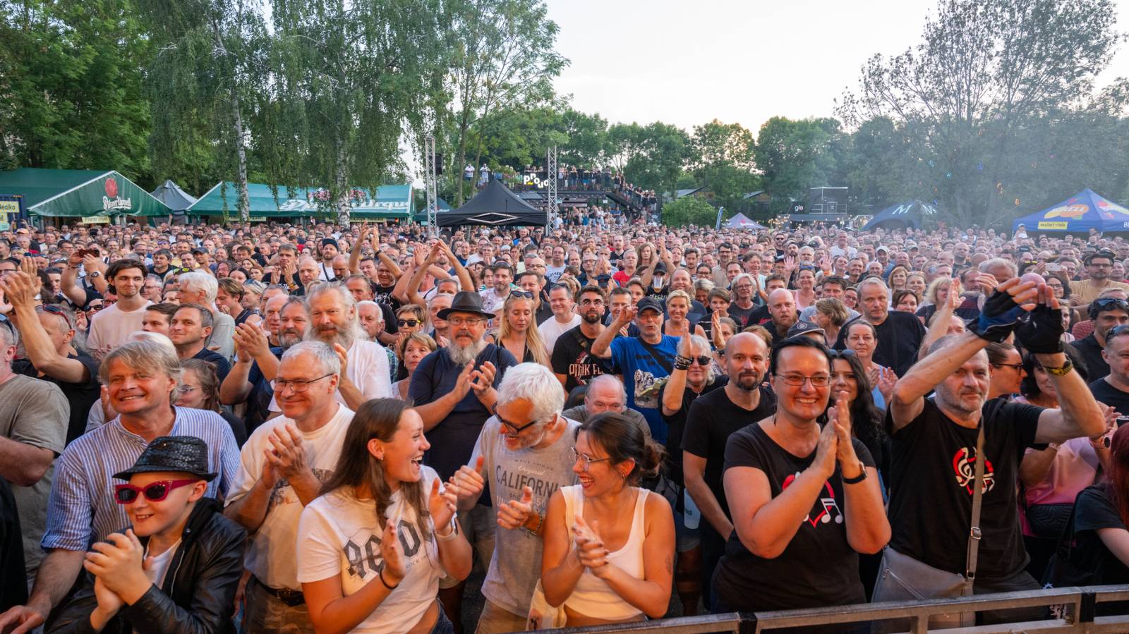 V Ledárnách Braník bylo zase jednou hej. Pražský výběr pod širým nebem zahrál největší hity