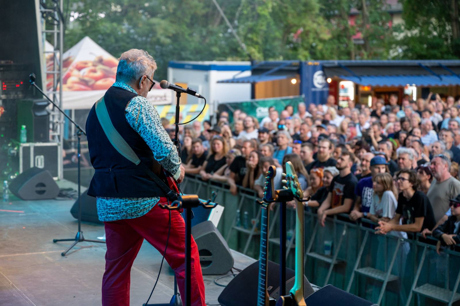 V Ledárnách Braník bylo zase jednou hej. Pražský výběr pod širým nebem zahrál největší hity