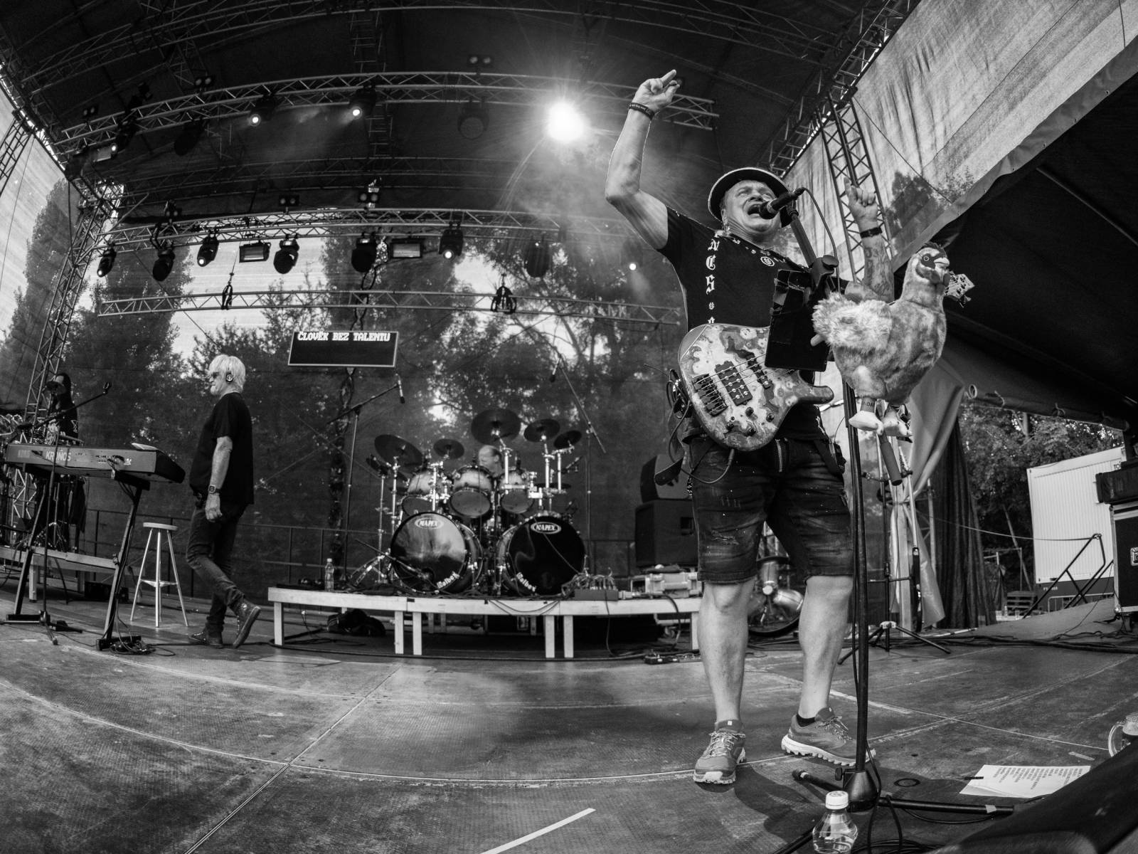 V Ledárnách Braník bylo zase jednou hej. Pražský výběr pod širým nebem zahrál největší hity