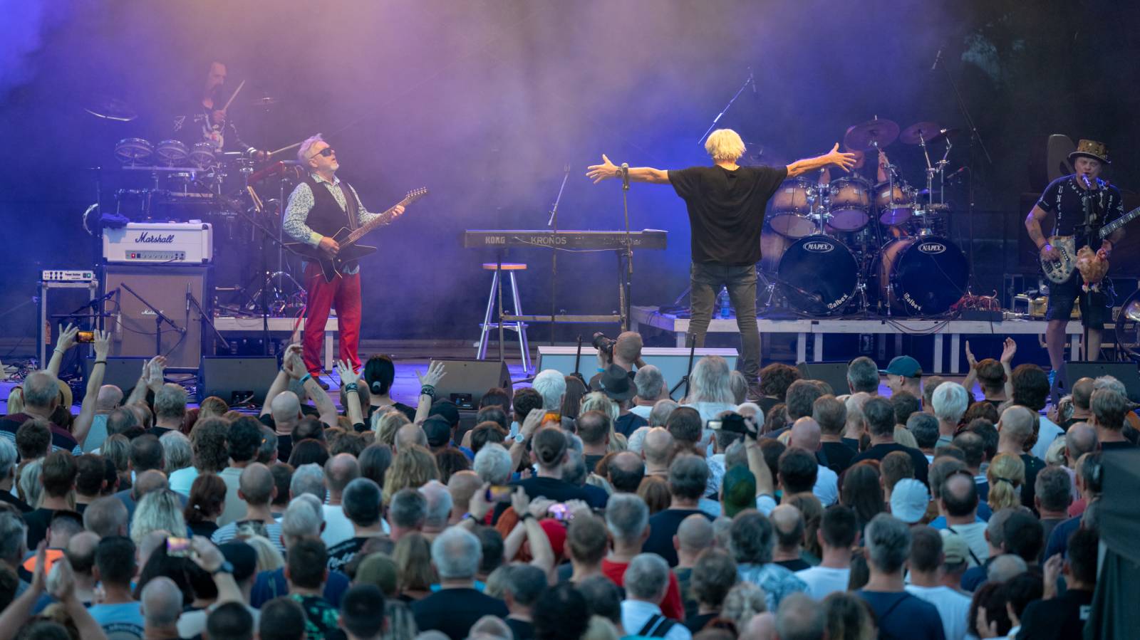 V Ledárnách Braník bylo zase jednou hej. Pražský výběr pod širým nebem zahrál největší hity