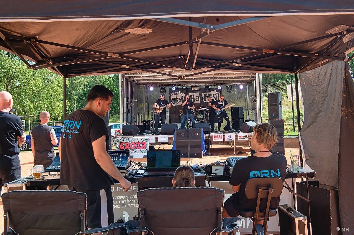 Valcha Fest rozezpíval Plzeň už potřetí, zahráli na něm Absolutní Neklid, Jarda nebo The Aprill