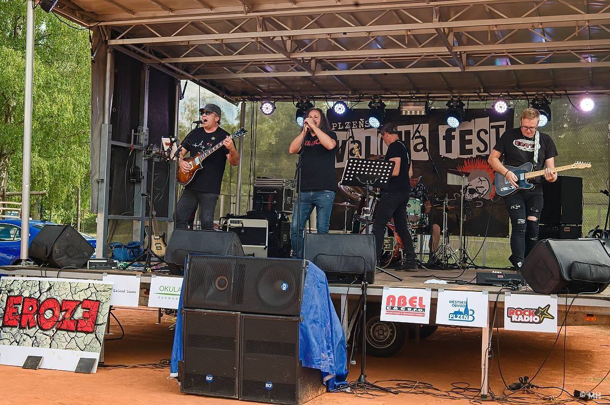 Valcha Fest rozezpíval Plzeň už potřetí, zahráli na něm Absolutní Neklid, Jarda nebo The Aprill