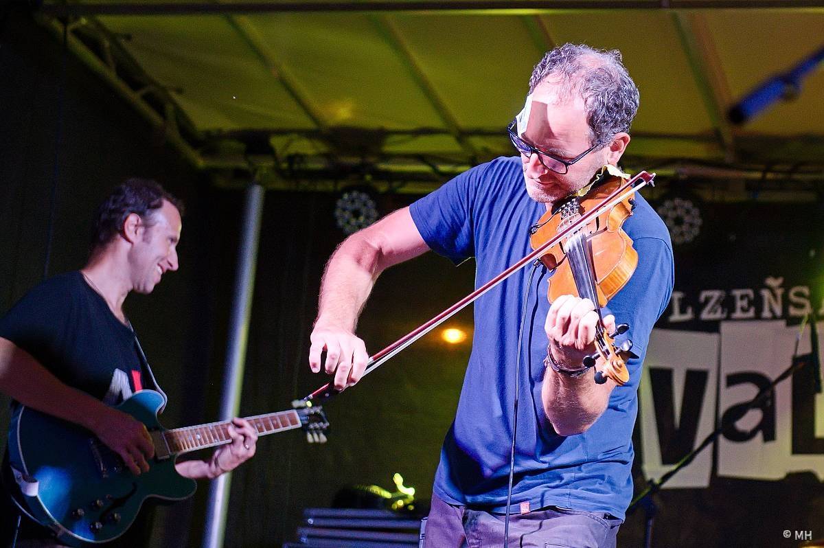 Valcha Fest rozezpíval Plzeň už potřetí, zahráli na něm Absolutní Neklid, Jarda nebo The Aprill