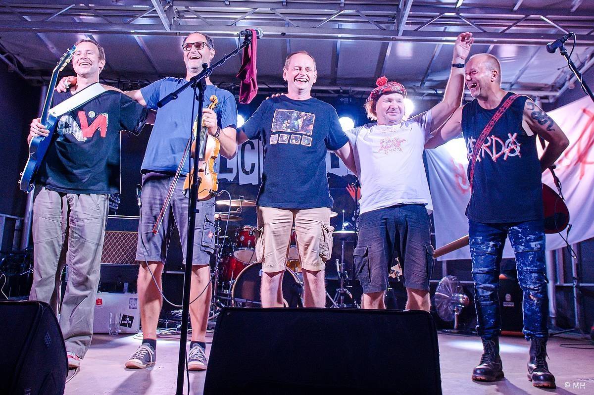 Valcha Fest rozezpíval Plzeň už potřetí, zahráli na něm Absolutní Neklid, Jarda nebo The Aprill