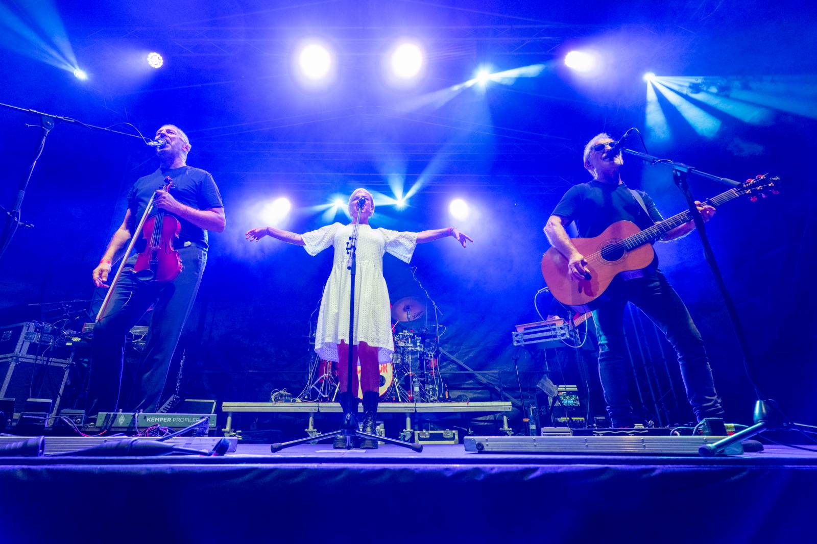 Čechomor zahrál na zámku, v Třešti roztančil celý areál