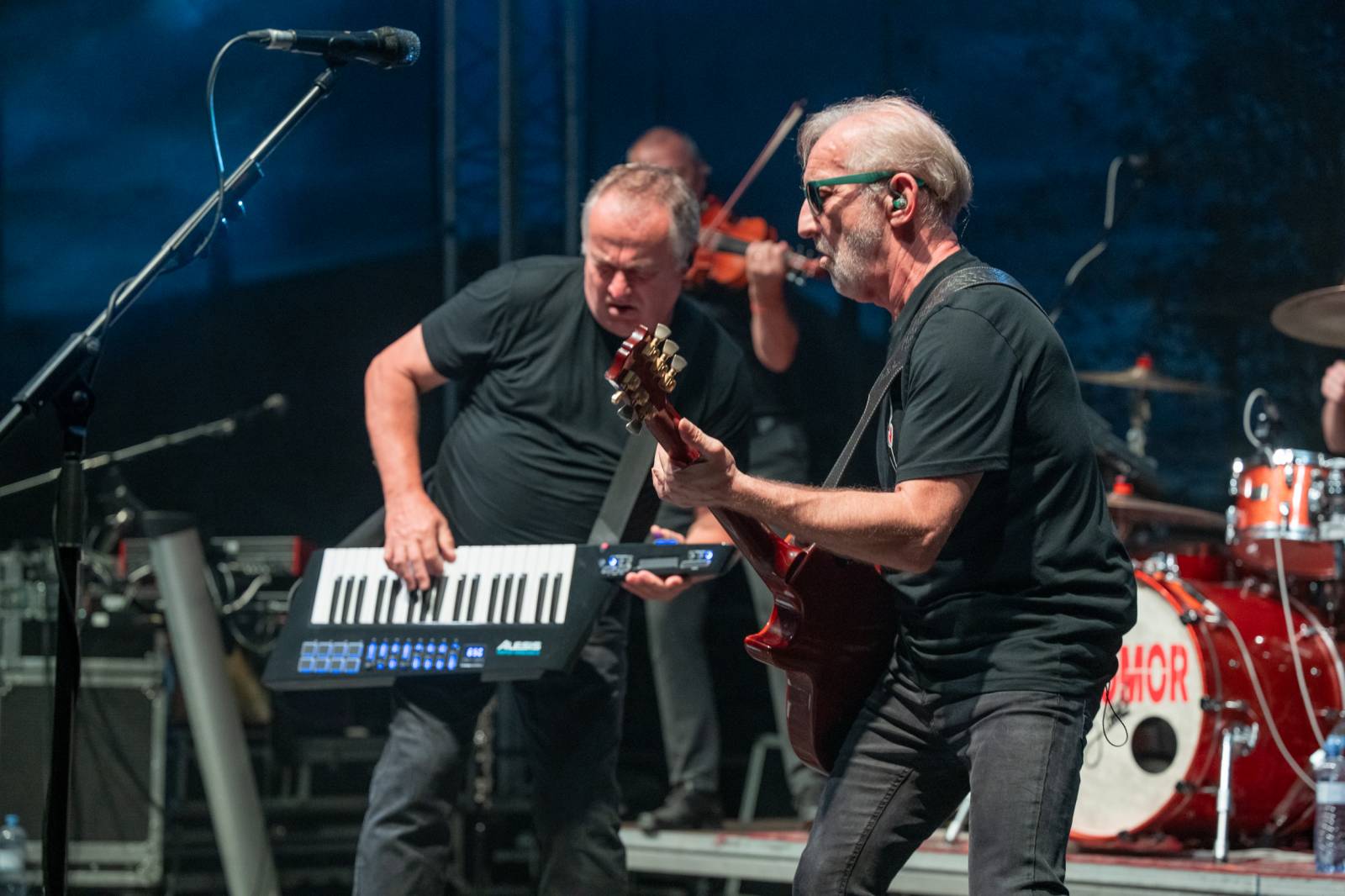 Čechomor zahrál na zámku, v Třešti roztančil celý areál