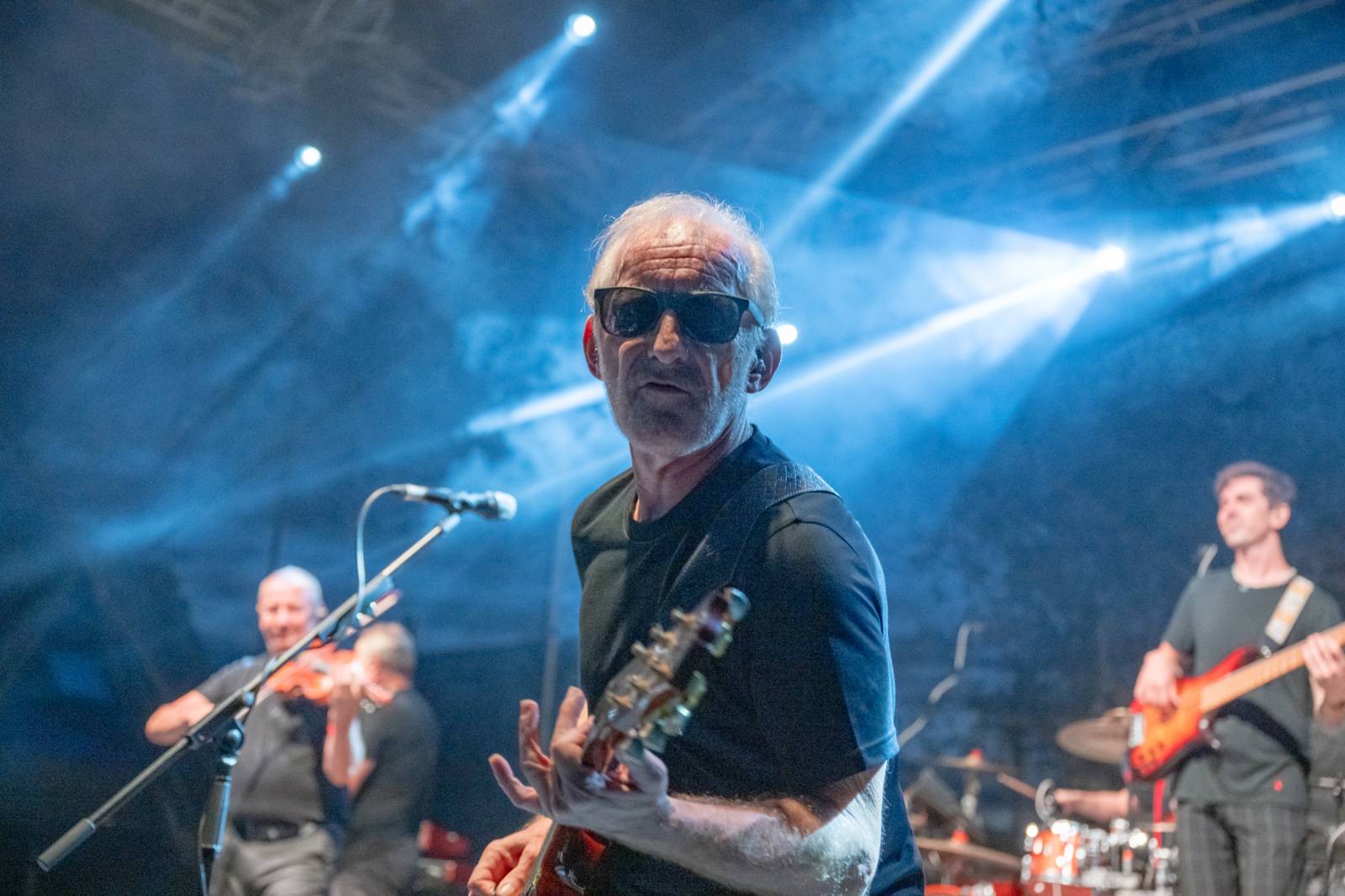 Čechomor zahrál na zámku, v Třešti roztančil celý areál