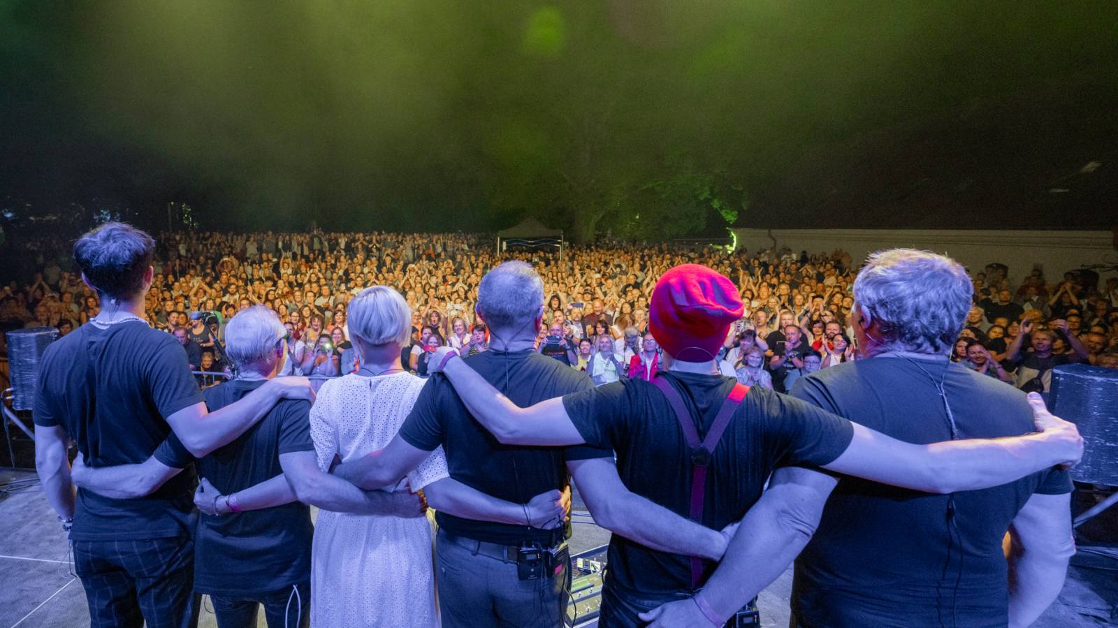 Čechomor zahrál na zámku, v Třešti roztančil celý areál