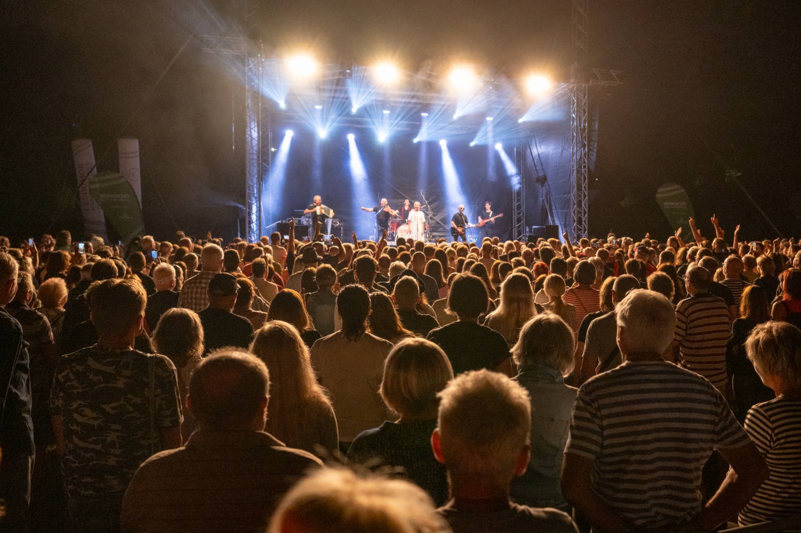 Čechomor zahrál na zámku, v Třešti roztančil celý areál