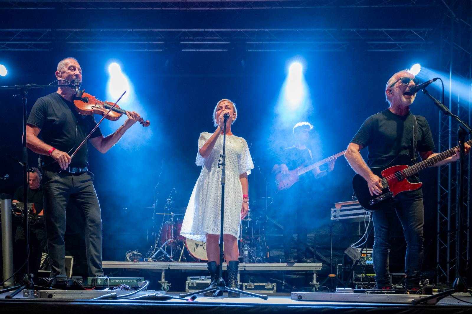 Čechomor zahrál na zámku, v Třešti roztančil celý areál