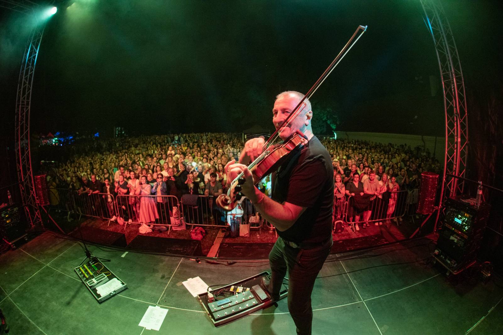 Čechomor zahrál na zámku, v Třešti roztančil celý areál