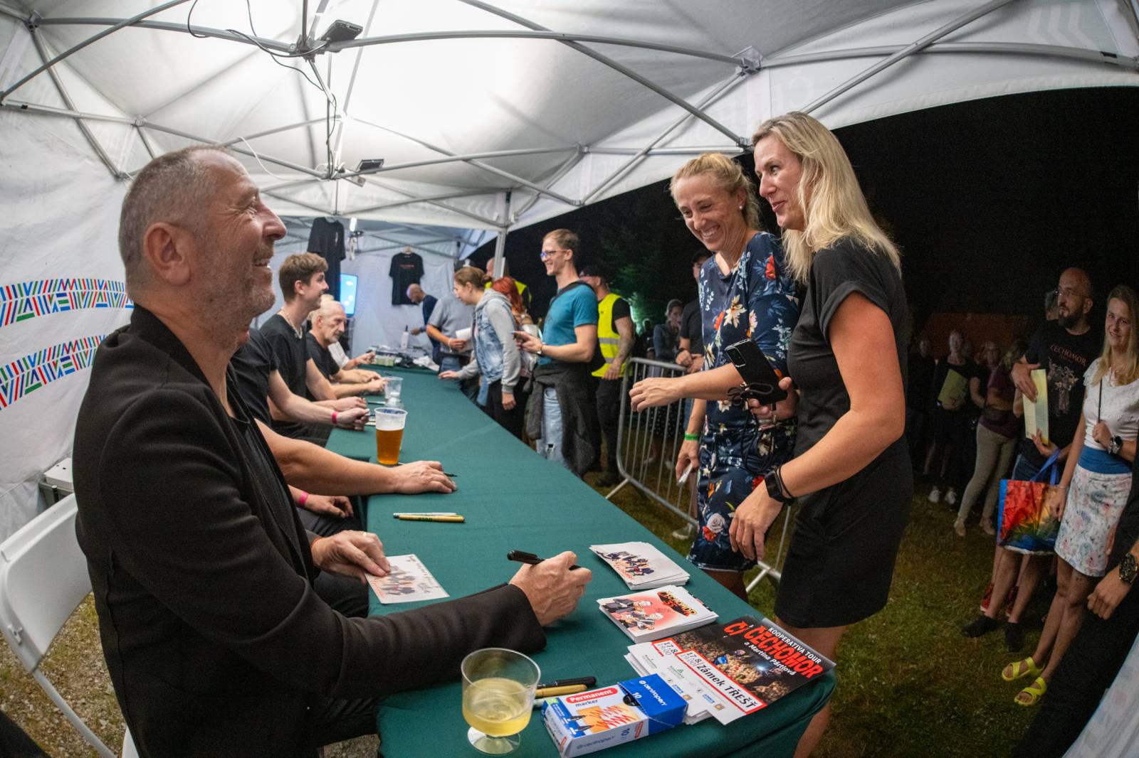 Čechomor zahrál na zámku, v Třešti roztančil celý areál