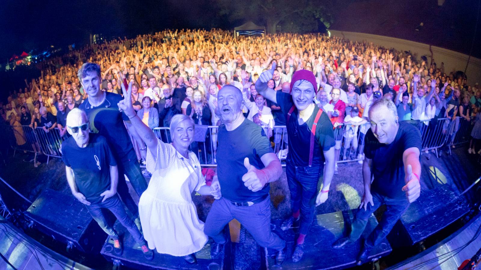 Čechomor zahrál na zámku, v Třešti roztančil celý areál