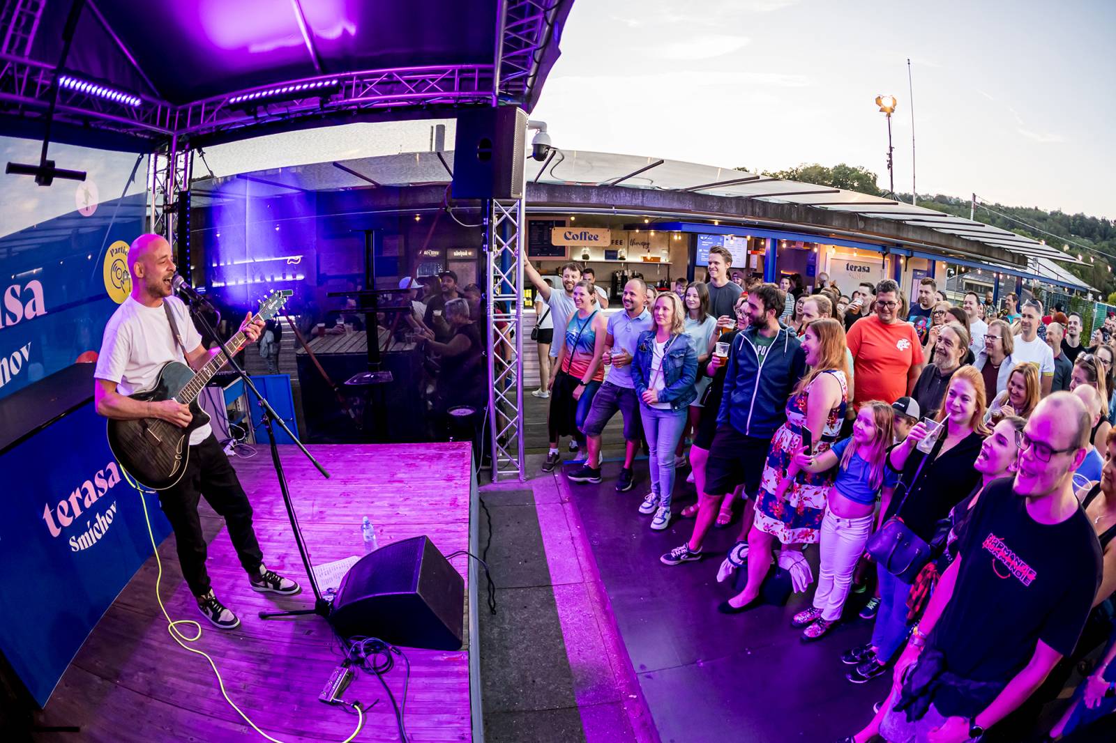 Vojtaano vystoupil pod širým nebem na Terase Smíchov