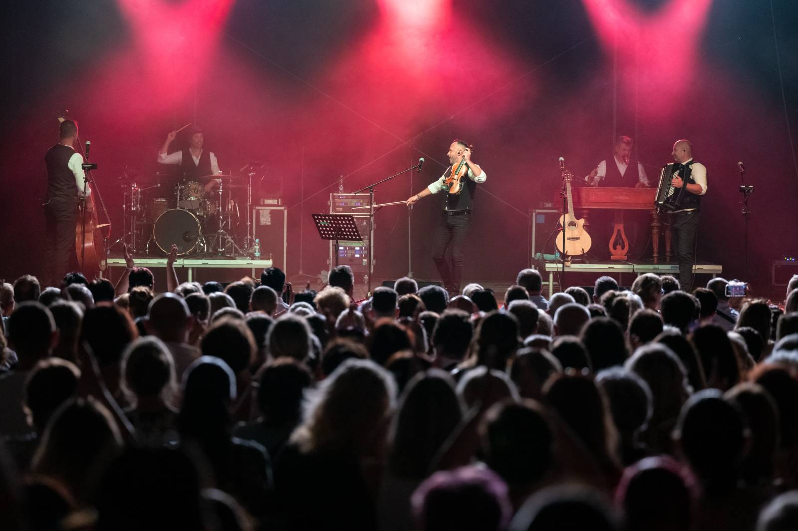 Kandráčovci slaví dvacet let na scéně, roztančili i Občanskou plovárnu v Praze