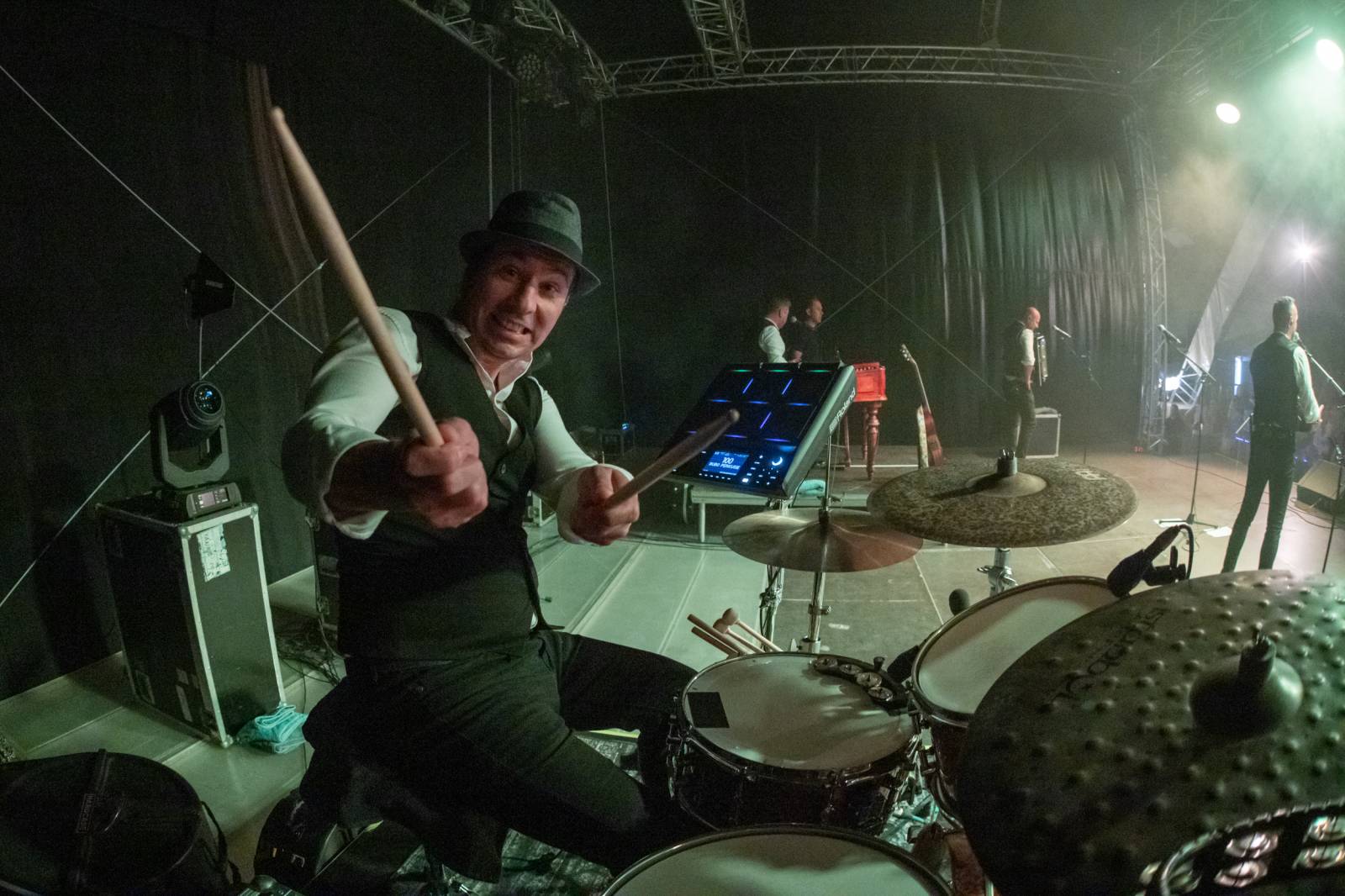 Kandráčovci slaví dvacet let na scéně, roztančili i Občanskou plovárnu v Praze