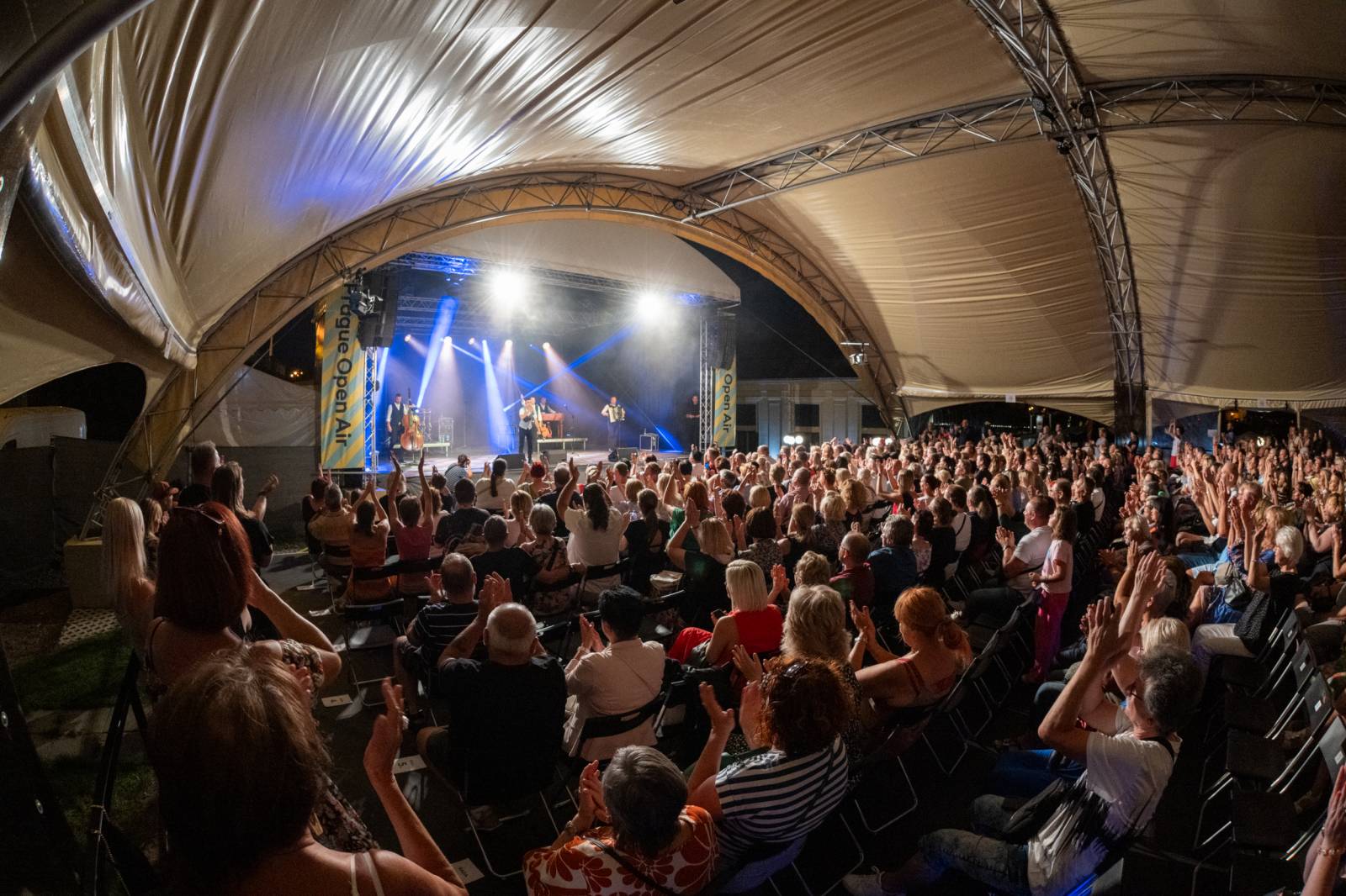 Kandráčovci slaví dvacet let na scéně, roztančili i Občanskou plovárnu v Praze