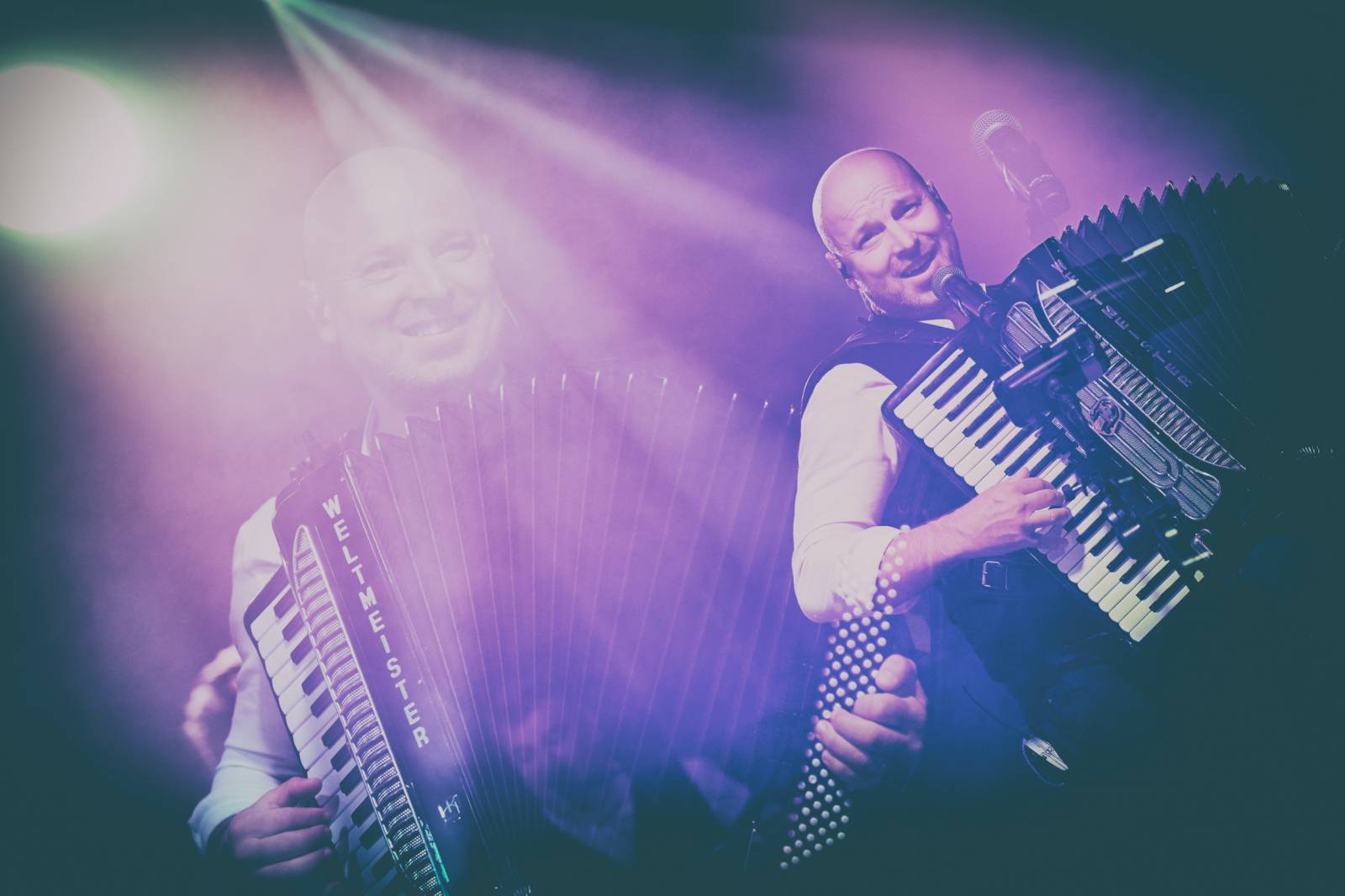 Kandráčovci slaví dvacet let na scéně, roztančili i Občanskou plovárnu v Praze