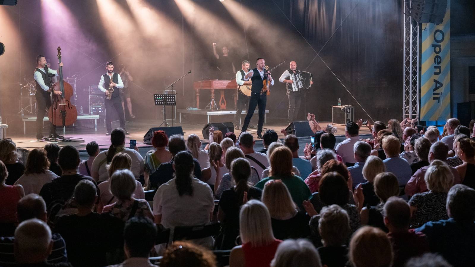 Kandráčovci slaví dvacet let na scéně, roztančili i Občanskou plovárnu v Praze