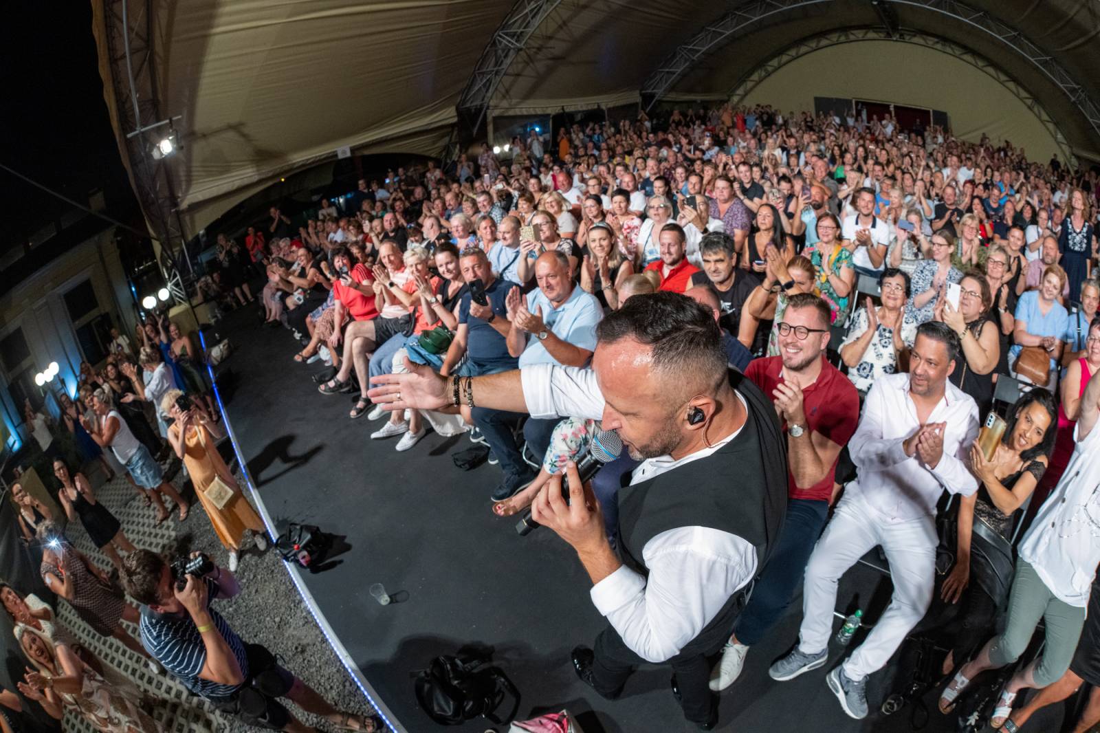 Kandráčovci slaví dvacet let na scéně, roztančili i Občanskou plovárnu v Praze