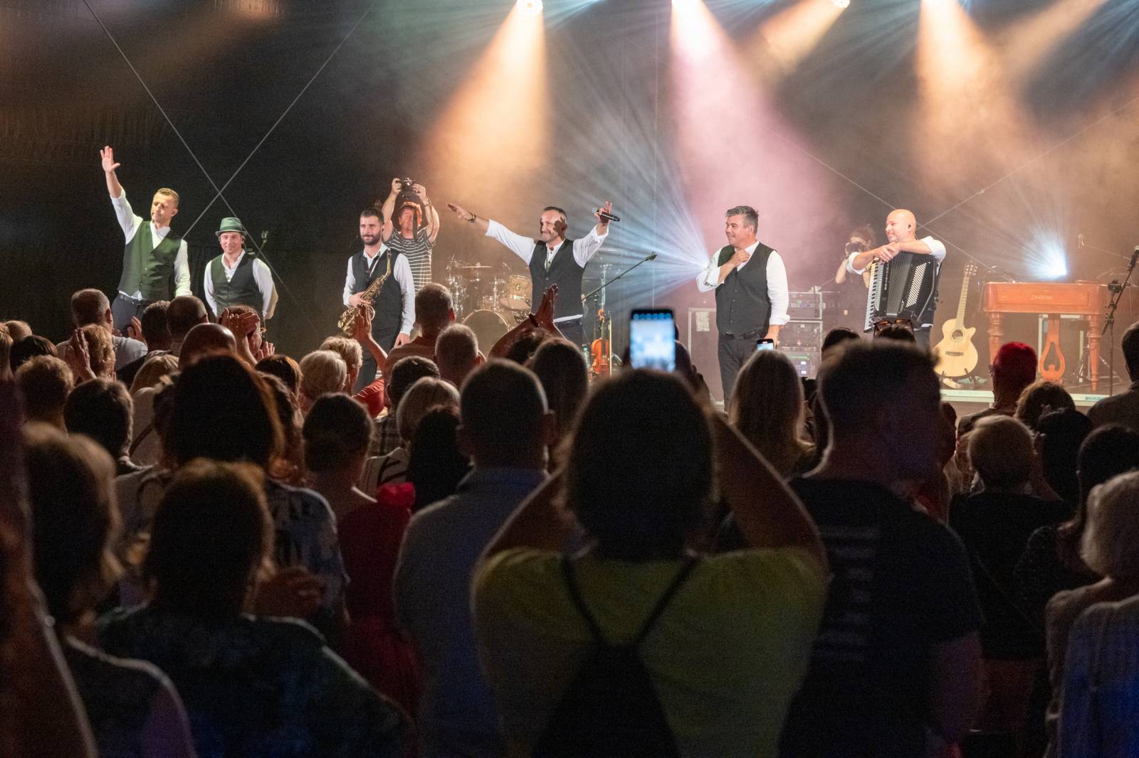 Kandráčovci slaví dvacet let na scéně, roztančili i Občanskou plovárnu v Praze