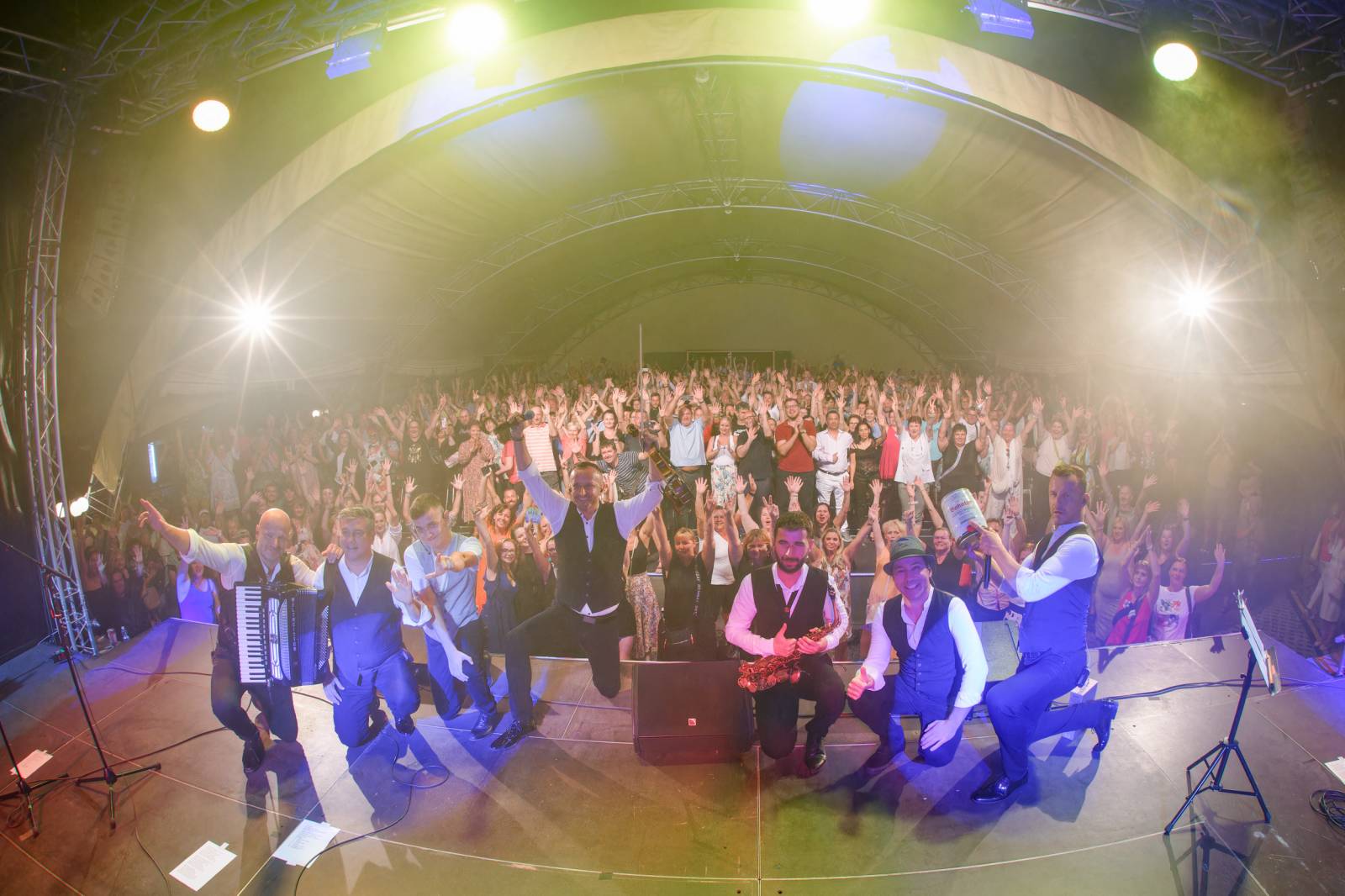 Kandráčovci slaví dvacet let na scéně, roztančili i Občanskou plovárnu v Praze