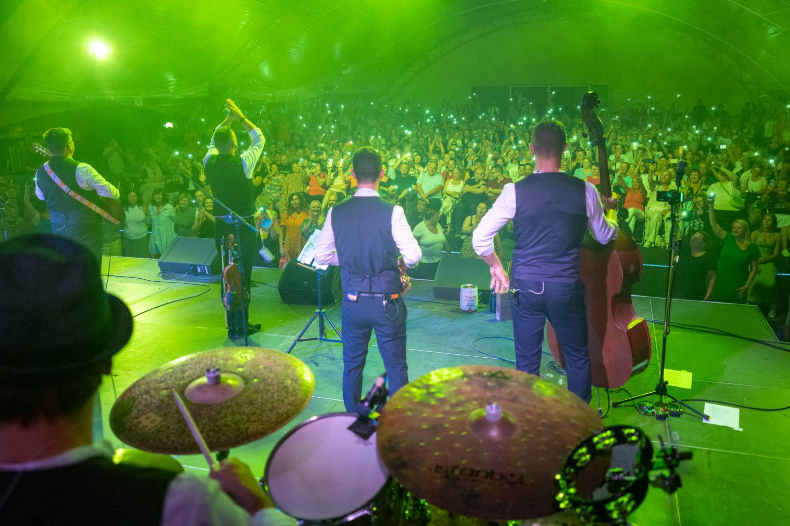 Kandráčovci slaví dvacet let na scéně, roztančili i Občanskou plovárnu v Praze