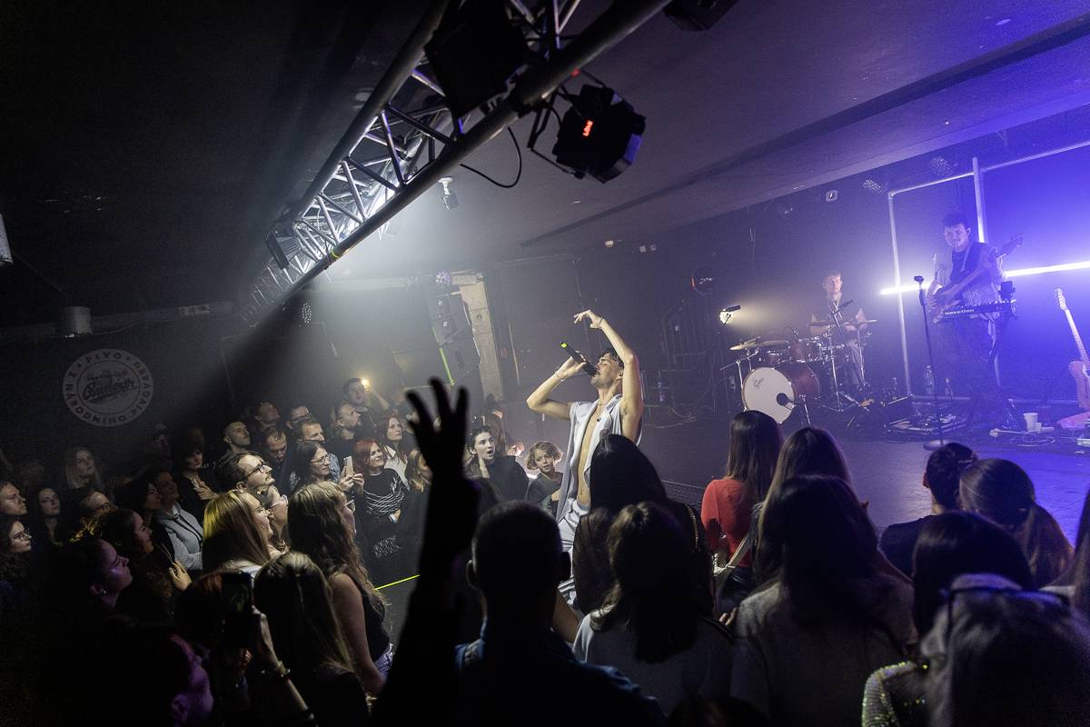 Adonxs oslavil koncertem v Rock Café své 29. narozeniny, předskakoval mu Tom Sean