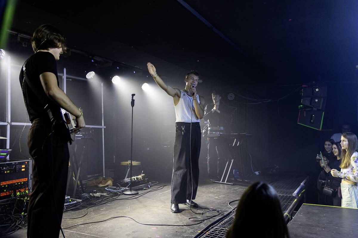 Adonxs oslavil koncertem v Rock Café své 29. narozeniny, předskakoval mu Tom Sean