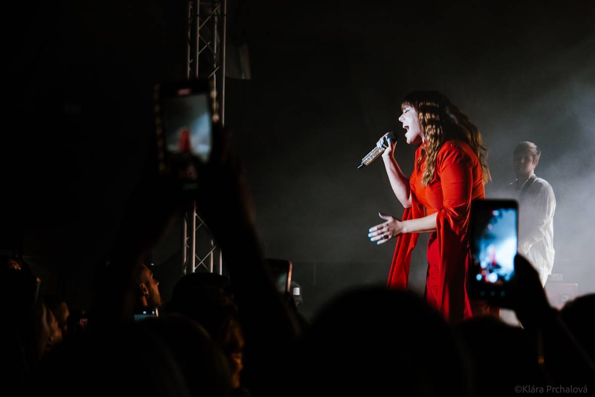 Romantika na Špilberku. Ewa Farna zpívala při západu slunce