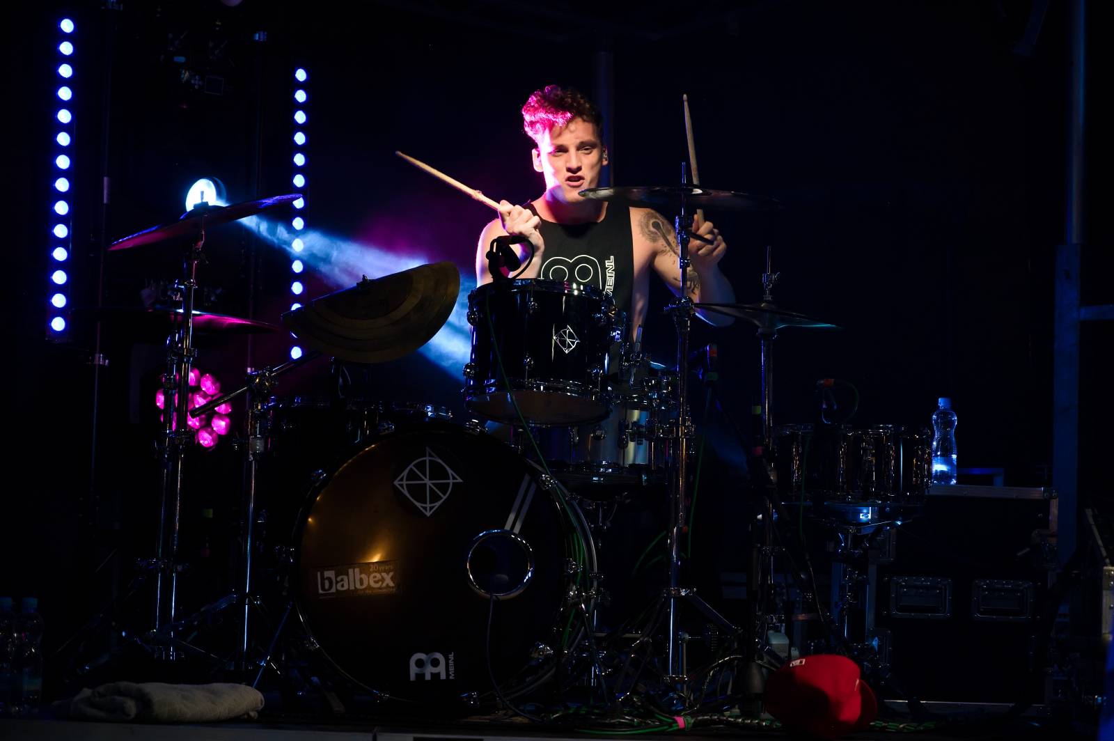 Sofiana Medjmedj přivítal v Plzni jekot nadšených fanynek, na stagi mu přistála spousta plyšáků