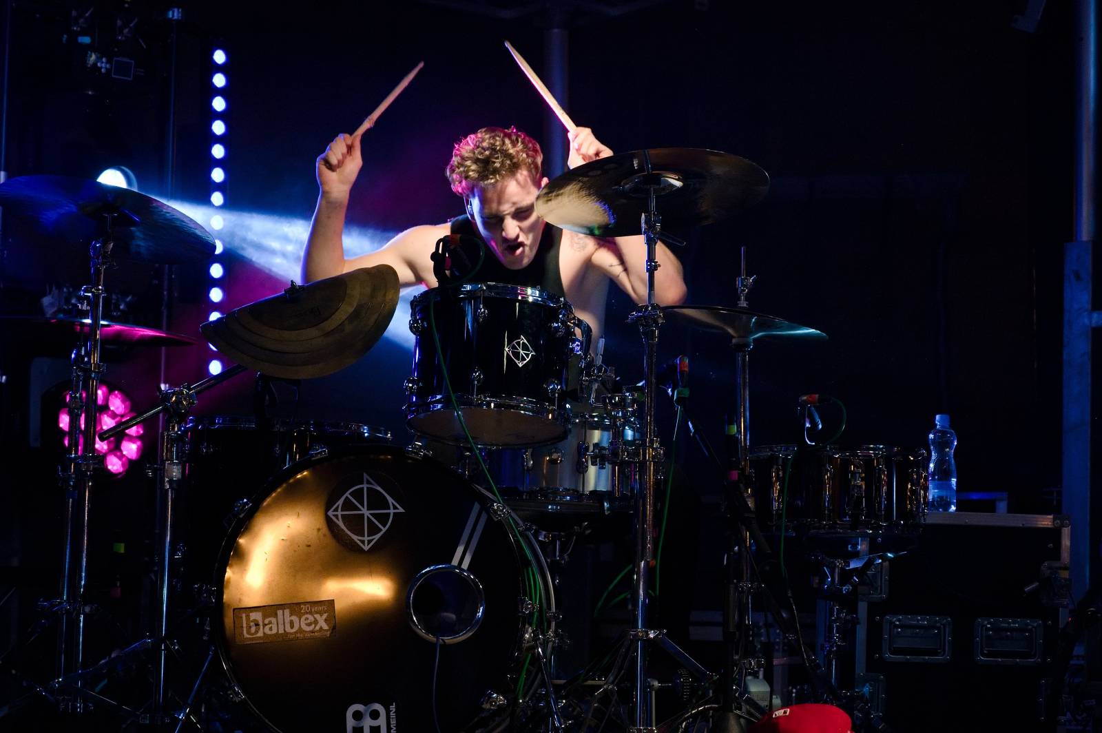 Sofiana Medjmedj přivítal v Plzni jekot nadšených fanynek, na stagi mu přistála spousta plyšáků