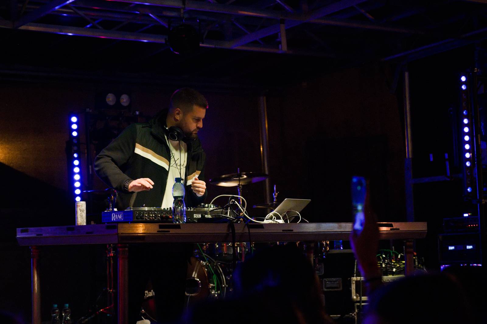 Sofiana Medjmedj přivítal v Plzni jekot nadšených fanynek, na stagi mu přistála spousta plyšáků