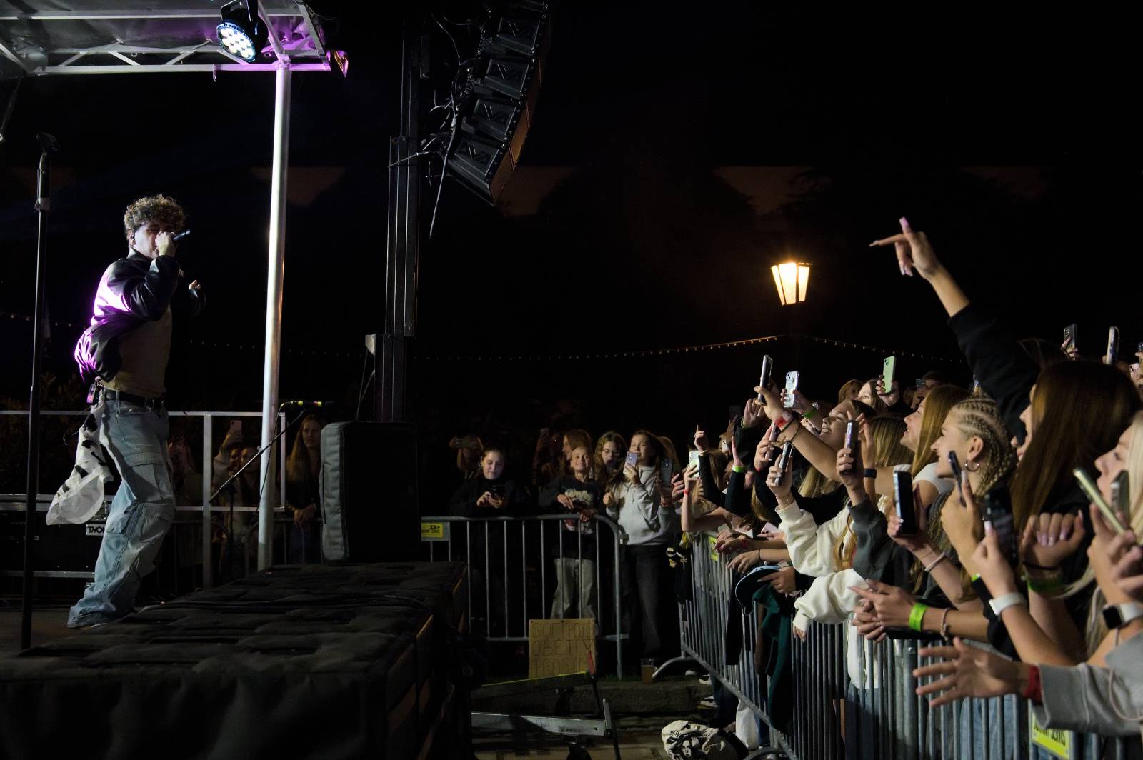 Sofiana Medjmedj přivítal v Plzni jekot nadšených fanynek, na stagi mu přistála spousta plyšáků