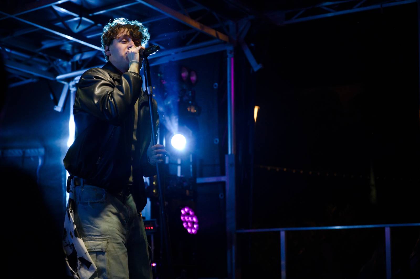 Sofiana Medjmedj přivítal v Plzni jekot nadšených fanynek, na stagi mu přistála spousta plyšáků