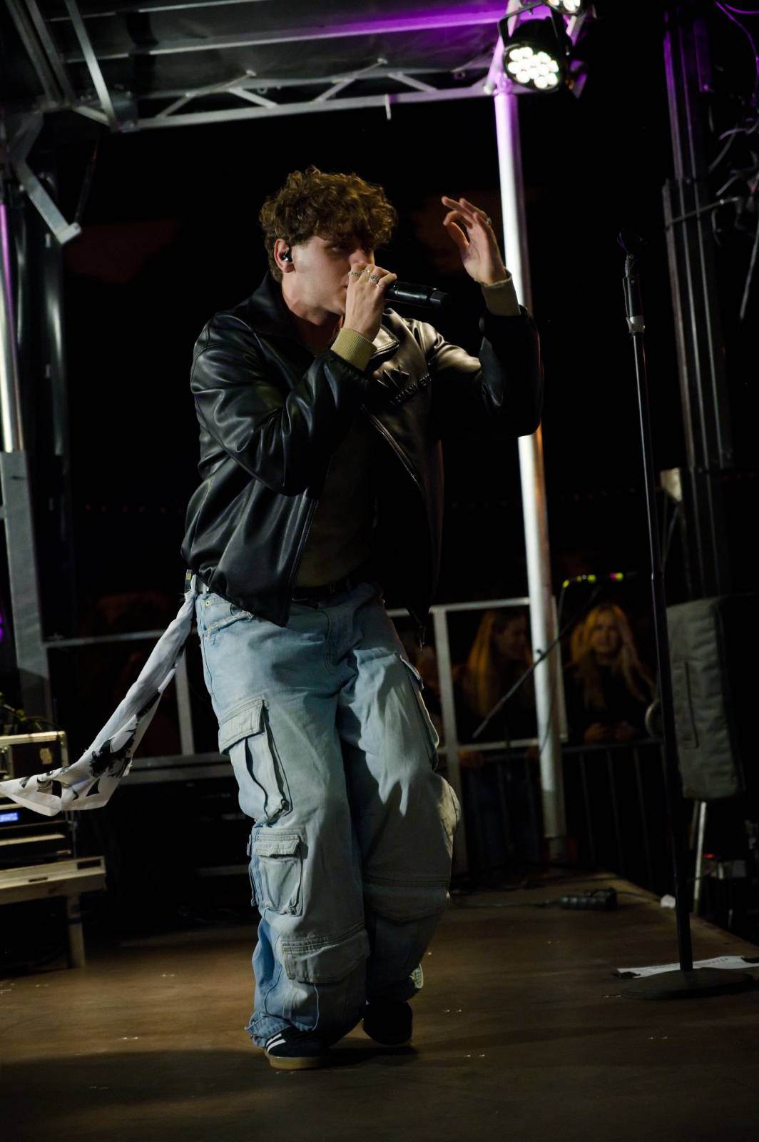 Sofiana Medjmedj přivítal v Plzni jekot nadšených fanynek, na stagi mu přistála spousta plyšáků