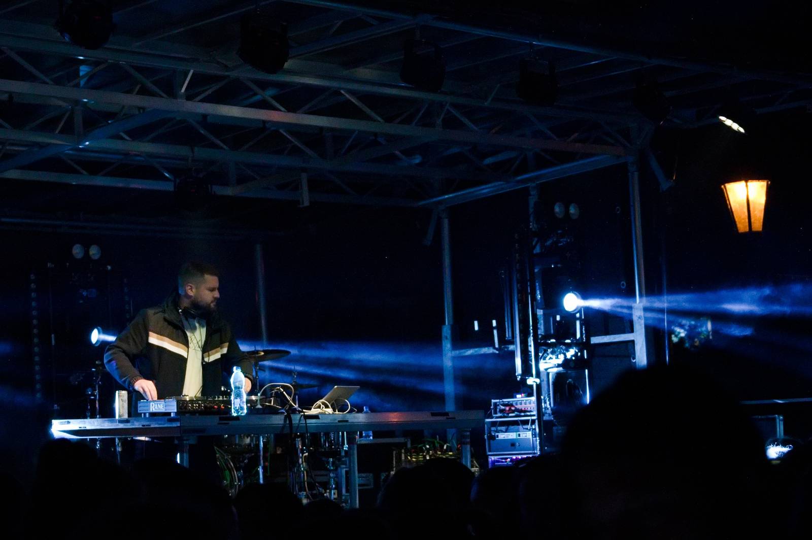 Sofiana Medjmedj přivítal v Plzni jekot nadšených fanynek, na stagi mu přistála spousta plyšáků