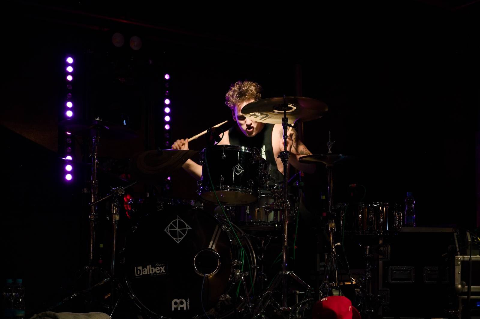 Sofiana Medjmedj přivítal v Plzni jekot nadšených fanynek, na stagi mu přistála spousta plyšáků