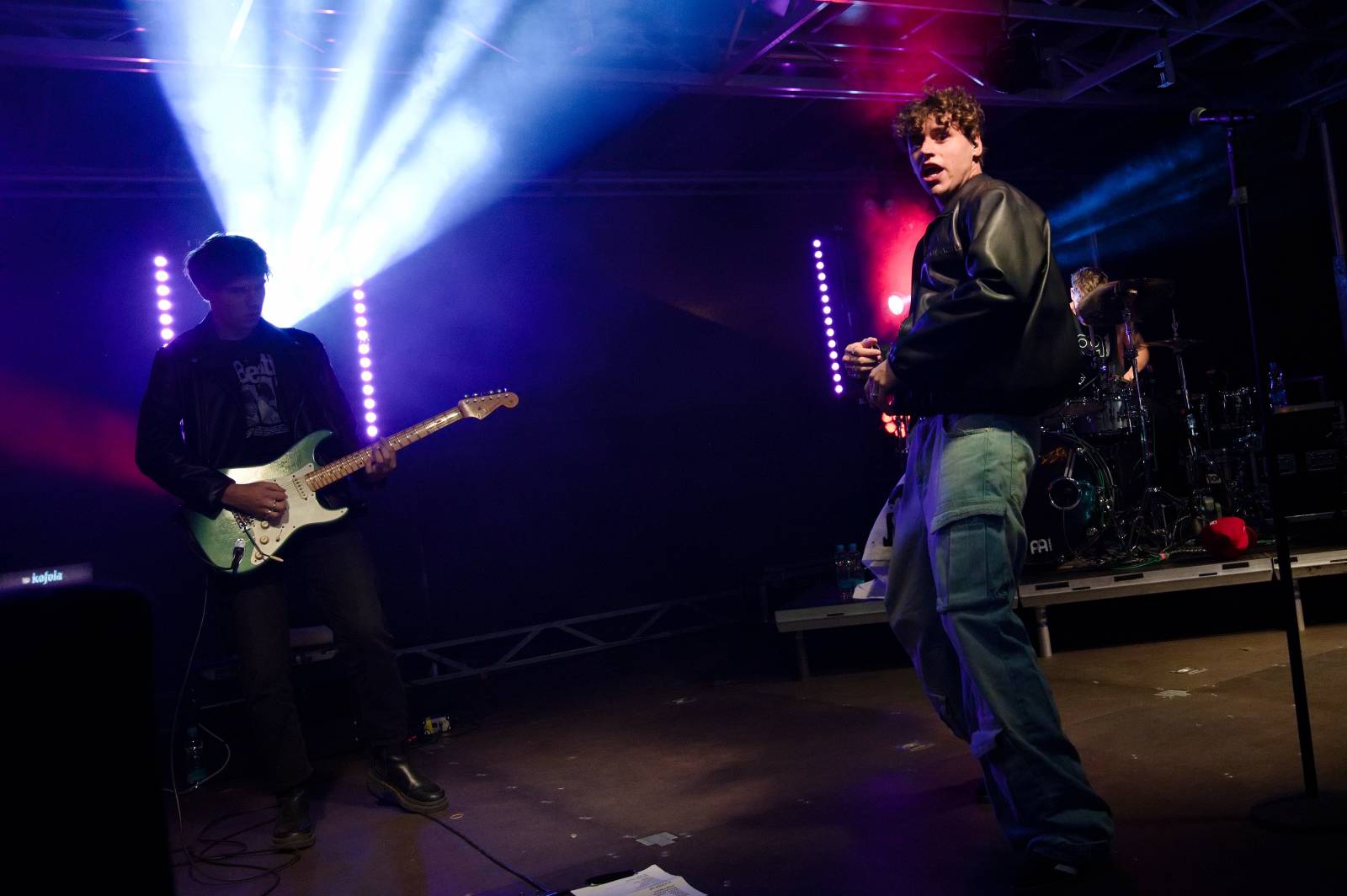 Sofiana Medjmedj přivítal v Plzni jekot nadšených fanynek, na stagi mu přistála spousta plyšáků