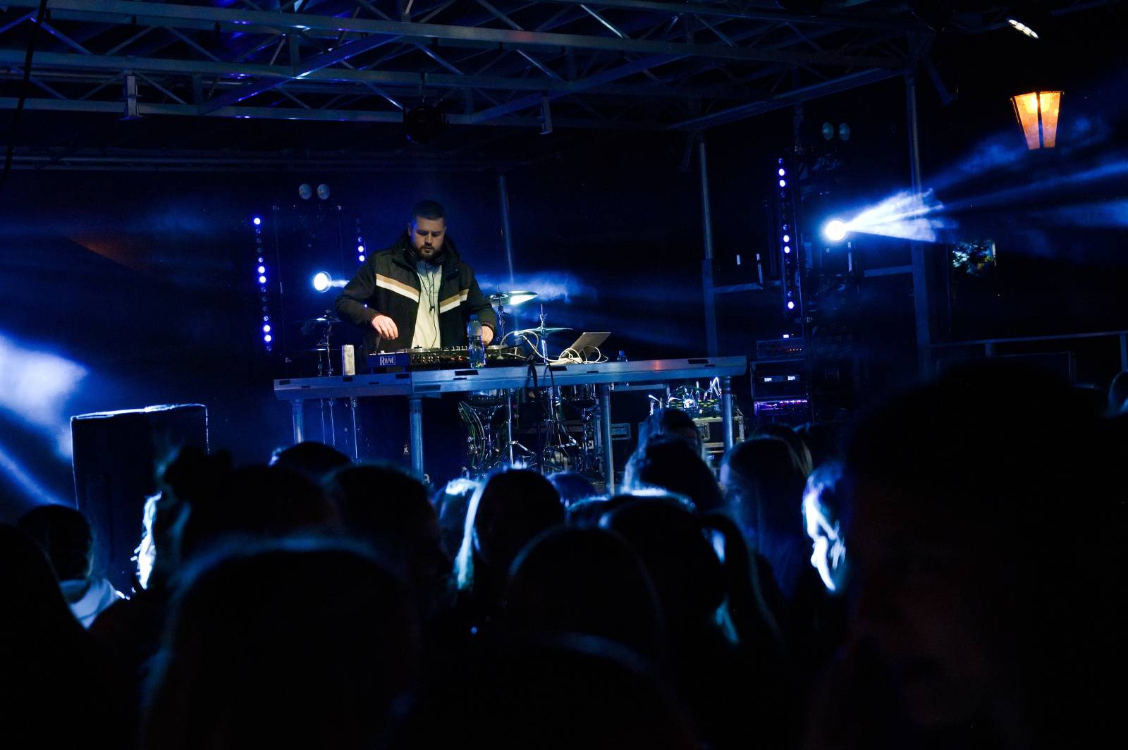 Sofiana Medjmedj přivítal v Plzni jekot nadšených fanynek, na stagi mu přistála spousta plyšáků