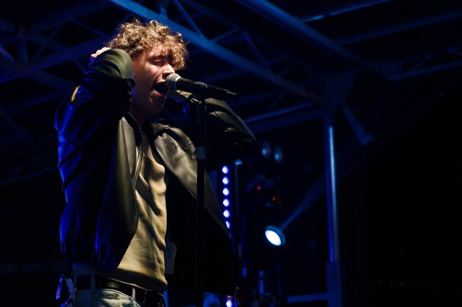 Sofiana Medjmedj přivítal v Plzni jekot nadšených fanynek, na stagi mu přistála spousta plyšáků