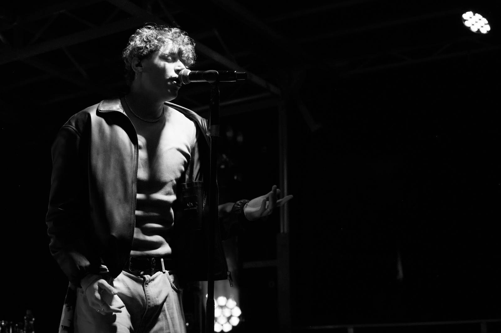 Sofiana Medjmedj přivítal v Plzni jekot nadšených fanynek, na stagi mu přistála spousta plyšáků