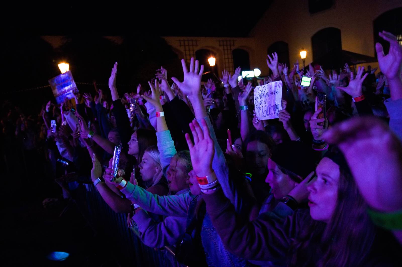 Sofiana Medjmedj přivítal v Plzni jekot nadšených fanynek, na stagi mu přistála spousta plyšáků