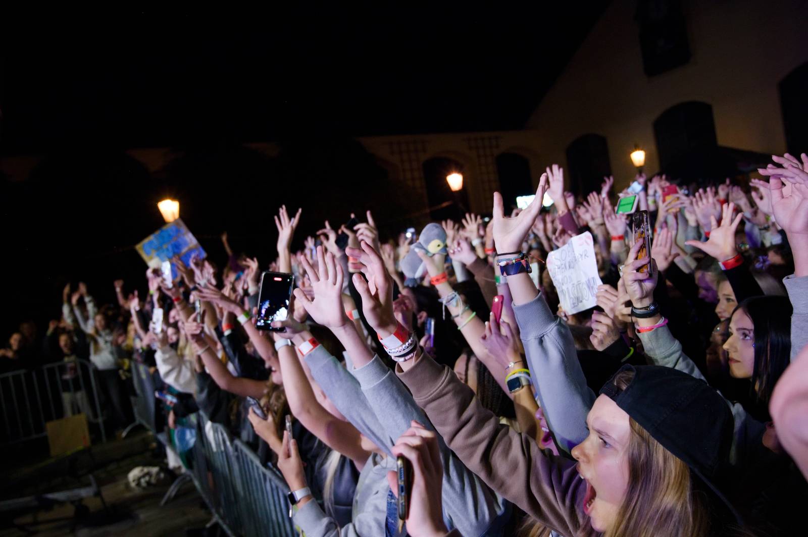 Sofiana Medjmedj přivítal v Plzni jekot nadšených fanynek, na stagi mu přistála spousta plyšáků