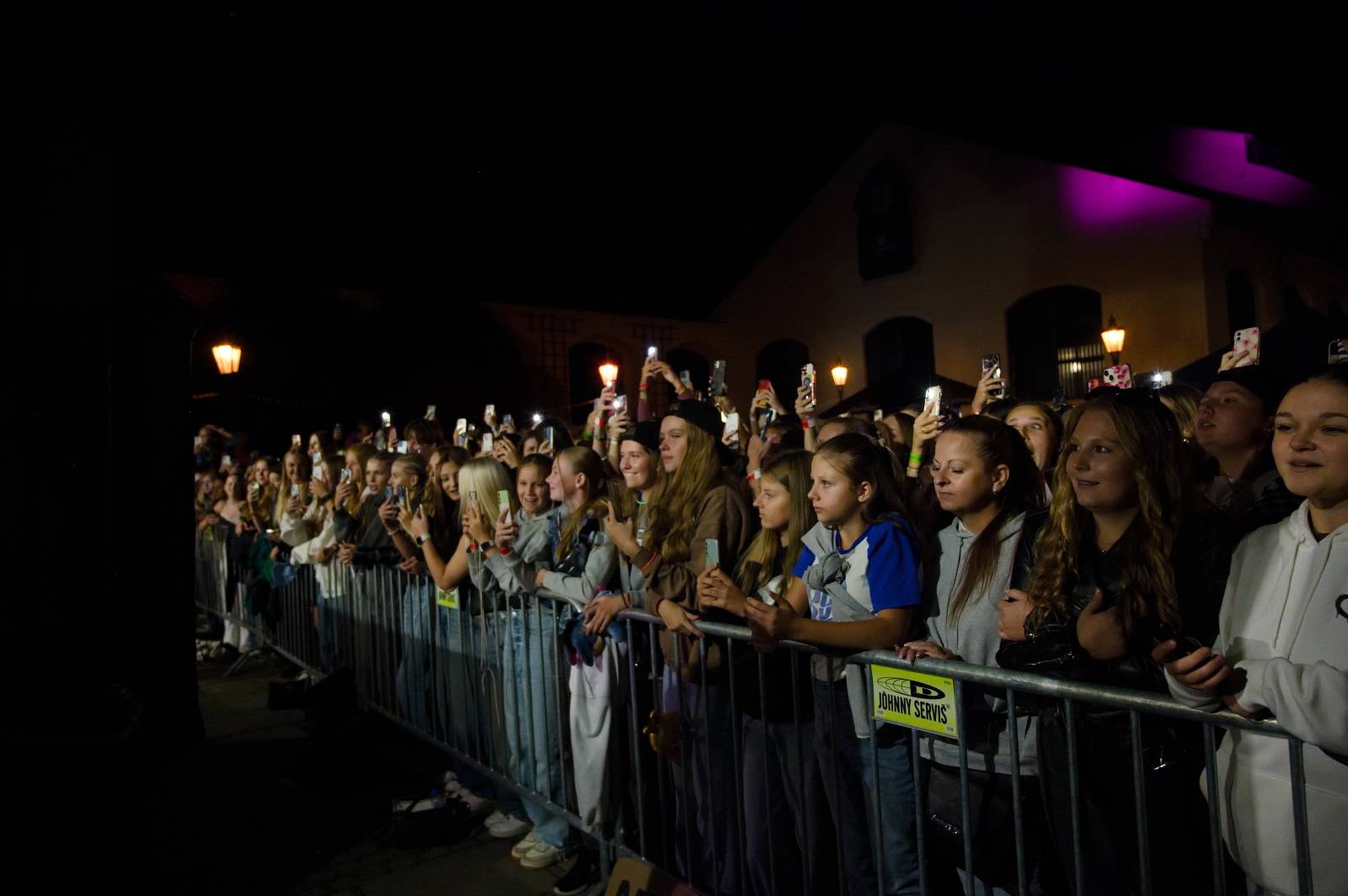 Sofiana Medjmedj přivítal v Plzni jekot nadšených fanynek, na stagi mu přistála spousta plyšáků