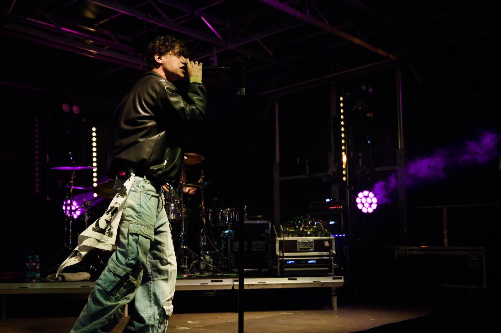 Sofiana Medjmedj přivítal v Plzni jekot nadšených fanynek, na stagi mu přistála spousta plyšáků