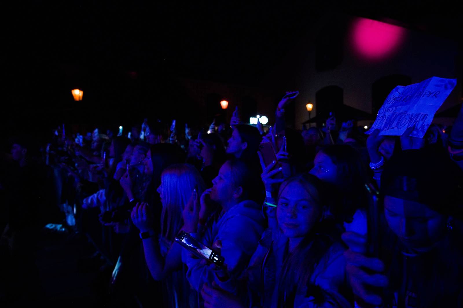 Sofiana Medjmedj přivítal v Plzni jekot nadšených fanynek, na stagi mu přistála spousta plyšáků